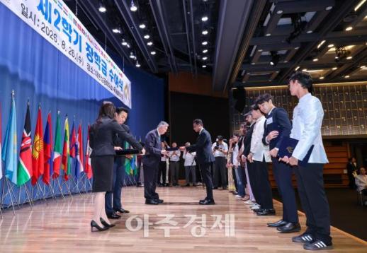 [포토] 우정교육문화재단, 외국인 유학생에 4억 원 장학금 전달