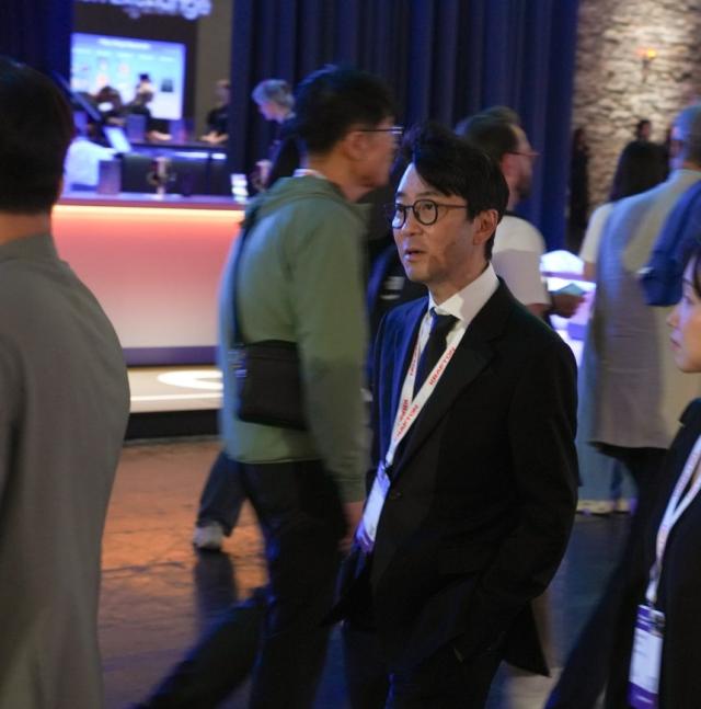 크래프톤 김창한 최고경영자CEO가 26일현지시간 독일 쾰른에서 개막한 게임스컴 2026 부스를 둘러보고 있다사진연합뉴스