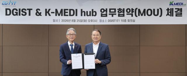 케이메디허브와 DGIST는 지난 25일 DGIST 대학본부에서 국가 첨단의료산업 발전을 위한 업무협약MOU을 체결하고 기념사진을 촬영하고 있다사진케이메디허브