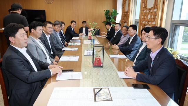 박용선 포항시장이 26일 경북도청에서 황명석 행정부지사와 주요 실·국장을 만나 지역 현안 사업들을 건의하고 있다 사진포항시