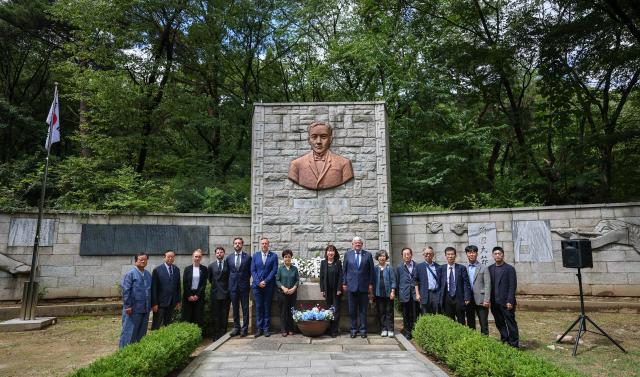지난 23일 네덜란드 헤이그 시장 얀 반 자넨이 서울 강북구 수유리에 소재한 이준 열사 묘역을 참배했다 사진 우측편  왼쪽에서 첫 번째 강윤진 국가보훈부차관두번째 판자넌 헤이그시장네번째 주광일시인여섯번째 일성이준열사기념사업회 자문위원 사진 좌측편의 오른쪽 첫 번째 조승현 기념사업회이사장