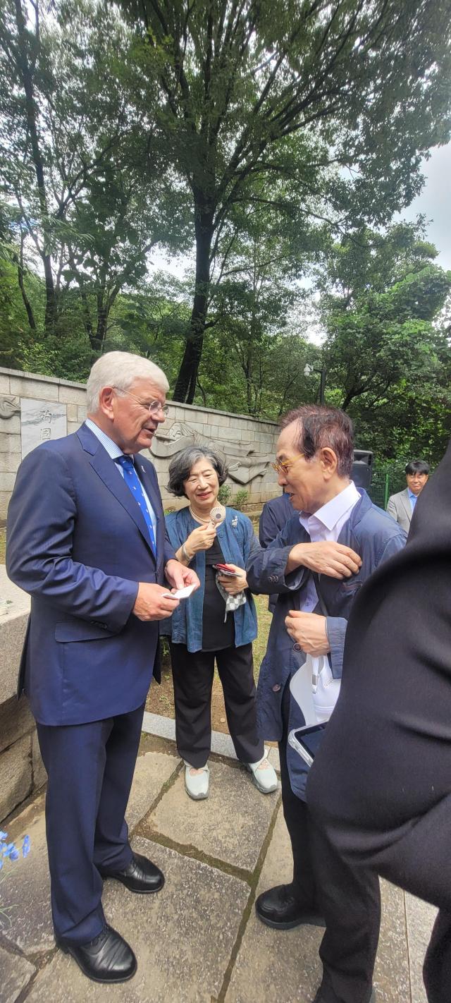 주광일 시인과 환담하는 얀 판자넌 헤이그 시장