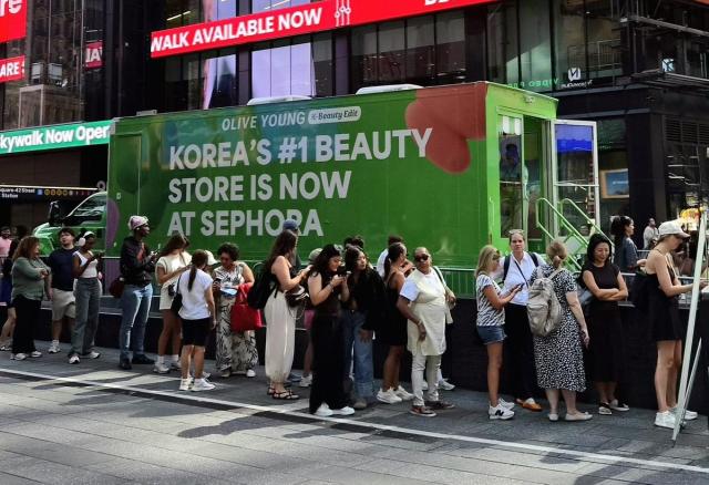 Dòng người xếp hàng dài tại xe pop-up Olive Young ở Times Square
Ảnh Jo Min-jung