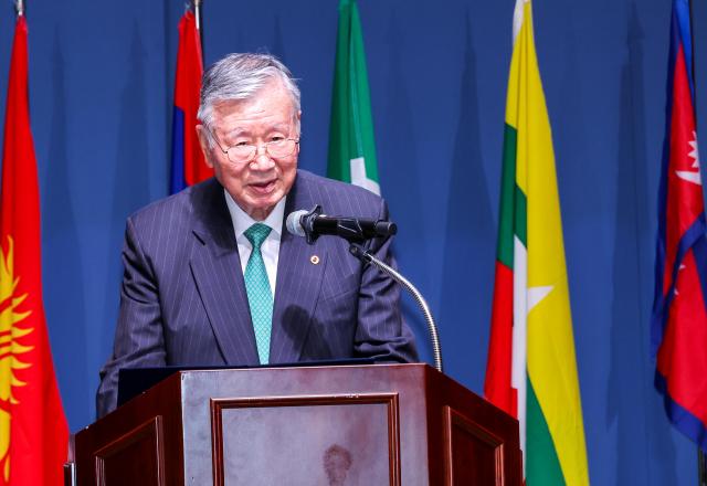 Woojung foundation awards 400M Won in scholarships