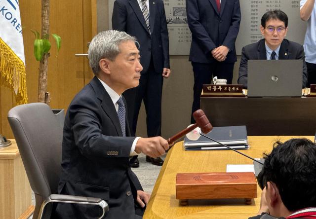 신현송 한국은행 총재가 의사봉을 두드리는 모습 사진장선아 기자