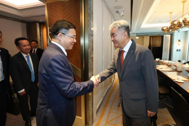 정원주 대우건설 회장사진 우측과 레 마잉 훙 베트남 산업통상부 장관이 지난 26일 수요일 오후 을지로 더그랜드롯데 서울에서 만났다 사진대우건설