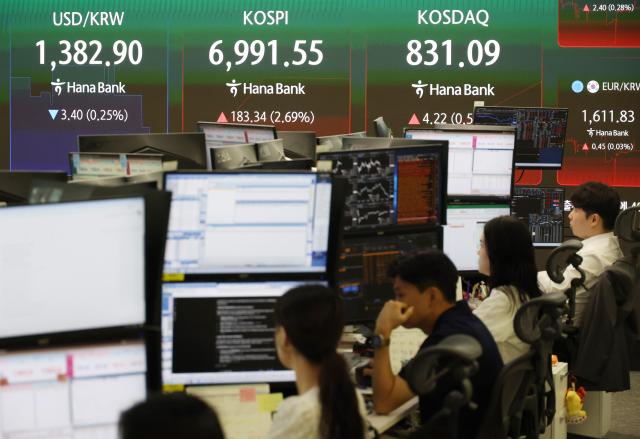 환율, 1380원대서 소폭 상승…美 물가·내수 견조에 달러 강세