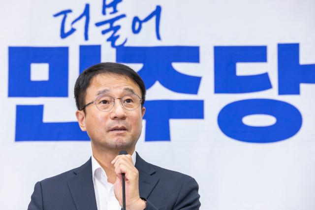 더불어민주당 한병도 원내대표가 지난 26일 국회에서 열린 의원 총회에서 발언하고 있다사진연합뉴스