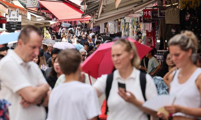 Namdaemun market regains life amid flocks of foreign tourists AJP Yoo Na-hyun