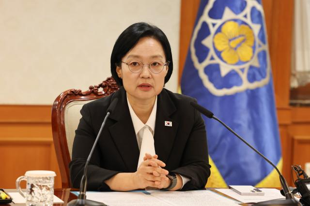 한성숙 국무총리가 27일 서울 종로구 정부서울청사에서 열린 공공누리집 UIUX 위원회에 참석해 발언하고 있다 사진연합뉴스
