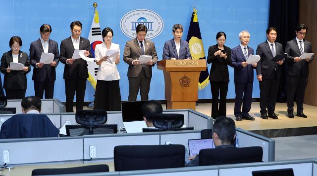 제9회 전국동시지방선거 투표용지 부족 사태 등 국민참정권 침해 진상규명 및 선거관리 개혁을 위한 국정조사특별위원회 소속 더불어민주당 및 조국혁신당 위원들이 지난 10일 국회 소통관에서 기자회견을 열고 송파 투표함 재검증을 요구하고 있다사진연합뉴스