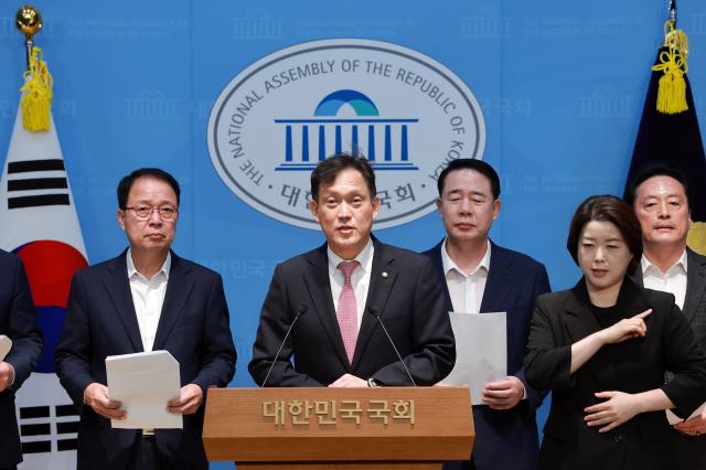 김태규 국민의힘 의원이 지난 11일 국회 소통관에서 원외당협위원장들과 사관학교 통합 추진 비판 기자회견을 하고 있다 사진연합뉴스