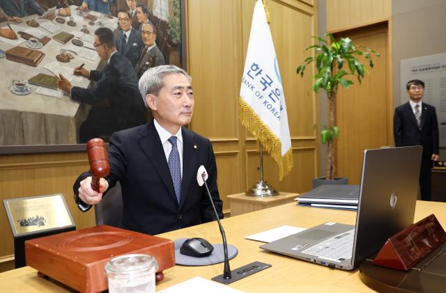 신현송 한국은행 총재가 27일 서울 중구 한국은행에서 열린 금융통화위원회 본회의에 참석해 의사봉을 두드리고 있다 사진연합뉴스