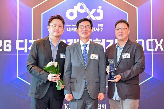27일 서울 중구 서울신라호텔에서 열린 인증수여식에 김원기 LG유플러스 디지털CX트라이브 담당왼쪽부터 문동민 한국표준협회장 방욱재 LG유플러스 디지털플랫폼개발Lab 담당이 기념촬영을 하고 있는 모습 사진LG유플러스