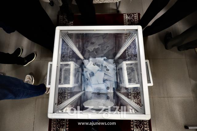 مواطنون يدلون بأصواتهم في انتخابات الكويلتاي بالعاصمة الكازاخستانية أستانا في 23 أغسطس - الصورة للمراسل هان جون جو jungu141298@ajupress.com
