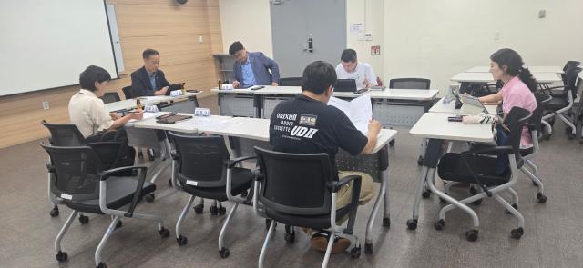 26일 시흥시청 통합돌봄과 관계자가 시정연구원 관계자와 통합돌봄 운영체계 현황을 확인하고 있다 사진시흥시