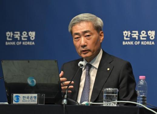 한은은 두 달 연속 올리고 정부는 30조 풀고…가계부채 정책 엇박자