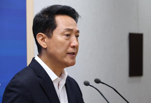 오세훈 서울시장이 26일 김윤덕 국토교통부 장관과 주택 공급 방안 관련 면담 후 서울시청 브리핑실에서 면담내용을 브리핑하고 있다 사진연합뉴스