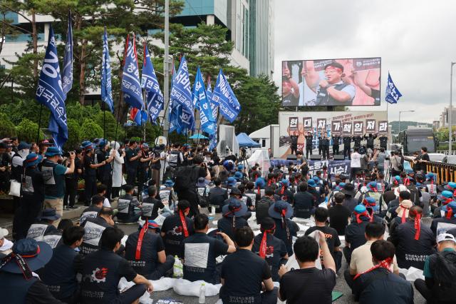 현대자동차 노동조합금속노조 현대차지부이 올해 임금협상 난항으로 전면 파업에 들어간 21일 서울 서초구 현대자동차 본사 앞에서 전국금속노동조합 자동차업종 조합원들이 공동파업대회를 열고 있다 
    