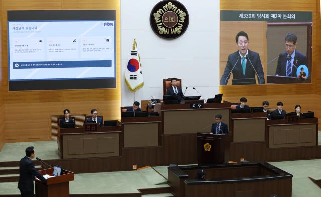 오세훈 서울시장이 27일 서울 중구 서울시의회에서 열린 제339회 임시회 제2차 본회의에서 의원 질의에 답하고 있다 사진연합뉴스