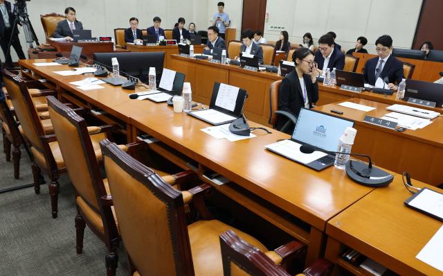 지난 10일 국회에서 열린 제9회 전국동시지방선거 투표용지 부족 사태 등 국민 참정권 침해 진상규명 및 선거관리 개혁을 위한 국정조사 특별위원회 제3차 청문회에 범여권 위원들이 불참해 자리가 비어 있다 사진연합뉴스