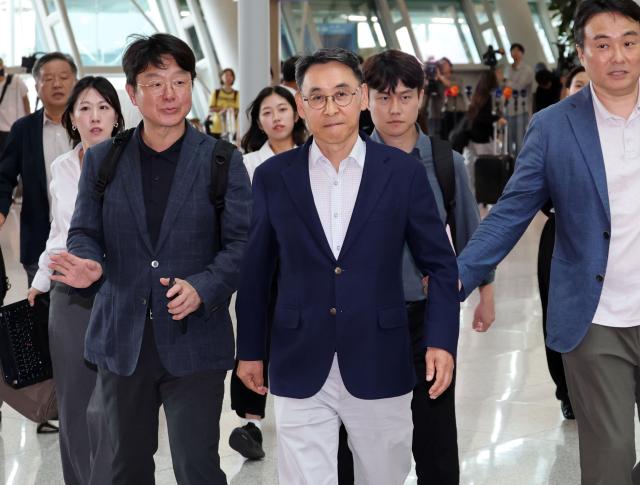 정연인 두산에너빌리티 대표이사가 27일 인천국제공항에서 출국장으로 향하고 있다 사진연합뉴스