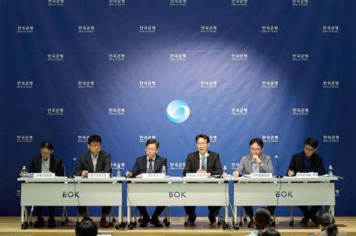 [8월 금통위] 반도체 호조에 성장률 3.3%로 상향…물가 압력은 여전
