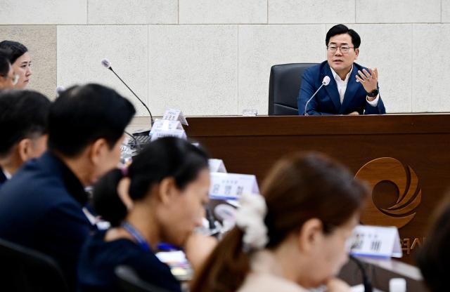 박찬대 인천광역시장이 27일 시청 영상회의실에서 열린 8월 간부회의에서 실국장들과 주요현안을 논의하고 있다 사진인천시