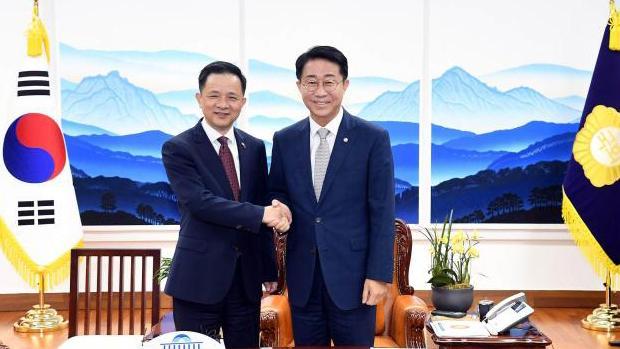 رئيس البرلمان يستقبل سفير الصين تشو بينغ: من هو الدبلوماسي الإفريقي الخبير؟
