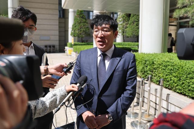 김건희 여사에게 고가의 그림을 건네고 공천을 청탁했다는 의혹을 받는 김상민 전 부장검사가 8일 서울 서초구 서울고등법원에서 열린 2심 선고 공판에서 징역형 집행유예를 선고받은 뒤 법정을 나서며 취재진에 입장을 밝히고 있다 사진연합뉴스