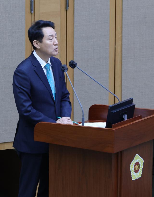 오세훈 서울시장이 27일 서울 중구 서울시의회에서 열린 제339회 임시회 제2차 본회의에서 의원 질의에 답하고 있다 사진연합뉴스