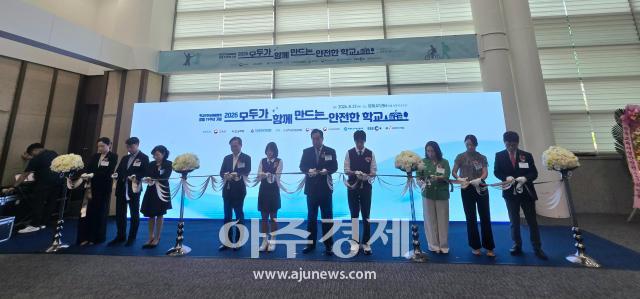 창립 19주년 맞은 학교안전공제중앙회가 ‘2026 모두가 함께 만드는 안전한 학교’ 행사에 앞서 정훈 공제중앙회 이사장을 비롯해 심민철 교육부 학생건강안전정책국장 오연주 어린이집안전공제회 이사장 등 주요 내빈과 함께 커팅식을 하고 있다 사진김준환 기자  