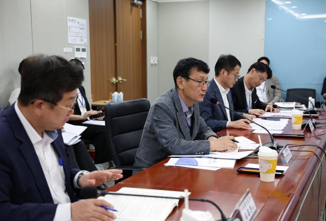 27일 도청 소회의실에서 홍종완 행정부지사 주재로 ‘충남 3력 혁신 전담조직TF’ 제2차 회의를 열고 전력·용수·인력의 미래 수요 분석 결과와 단계별 실행전략을 논의했다사진충남도