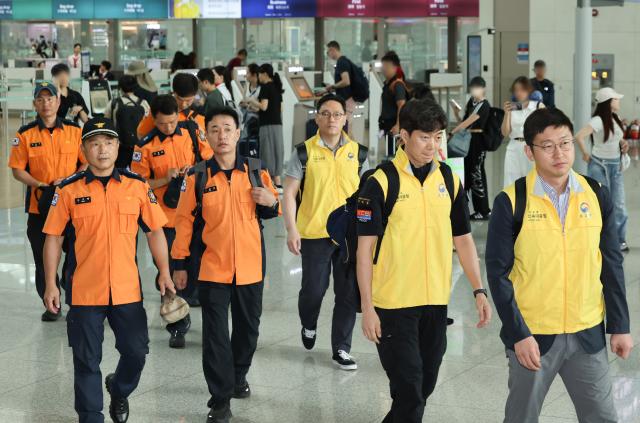 네팔 수력발전소 건설 현장 부근에서 홍수와 산사태로 한국남동발전과 두산에너빌리티 소속 한국인이 실종된 가운데 27일 외교부·소방청·경찰청 등으로 구성된 합동 신속대응팀이 인천국제공항1터미널 출국장을 통해 네팔로 출국하고 있다 사진연합뉴스