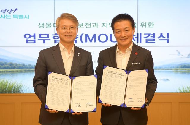민형배 광주특별시장이 27일 오전 광주청사 비즈니스룸에서 박주형 신세계 대표이사와 생물다양성 보전과 지역상생을 위한 업무협약을 체결한 후 기념촬영을 하고 있다사진전남광주통합특별시