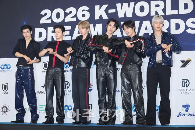 27일 그룹 82메이저가 경기도 고양시 킨텍스에서 열린 ‘2026 K-WORLD DREAM AWARDS’ 블루카펫 행사에서 포즈를 취하고 있다 260827유나현 기자 shootingajunewscom