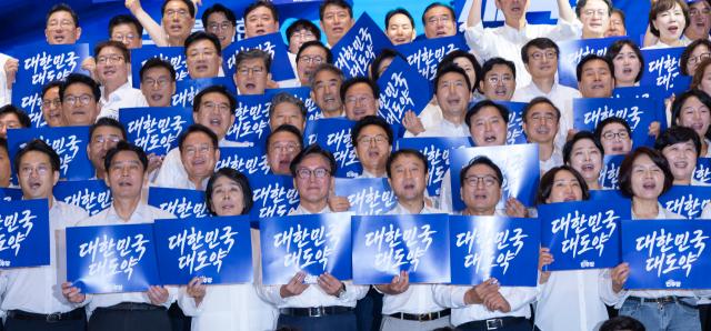 더불어민주당 김민석 대표를 비롯한 당 지도부와 의원들이 27일 인천 중구 인스파이어 리조트에서 열린 2026년 정기국회 대비 국회의원 워크숍에서 9월에 시작될 정기 국회에서의 선전과 대한민국 대도약을 다짐하는 손팻말을 들고 기념 촬영하고 있다사진연합뉴스