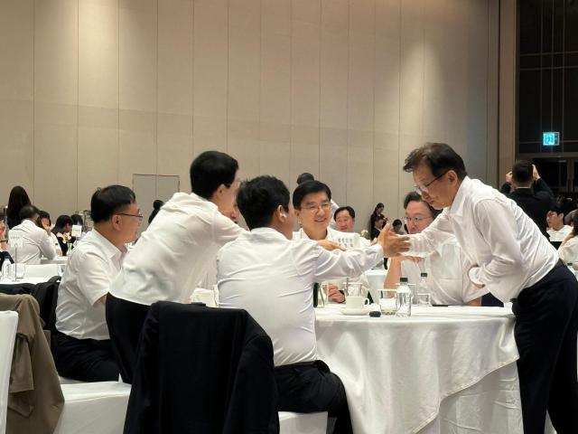 더불어민주당 소속 국회 행정안전위원회 위원들이 27일 인천 인스파이어 호텔에서 진행된 국회의원 워크숍에서 인사를 나누고 있다사진송승현 기자