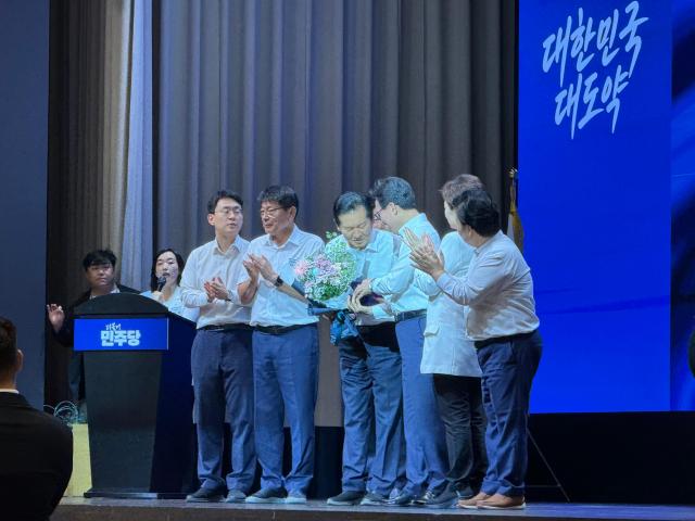 김민석 더불어민주당 대표가 27일 인천 인스파이어 호텔에서 진행된 국회의원 워크숍에서 정청래 전 대표를 비롯한 전임 지도부에게 감사패를 전달하고 있다사진송승현 기자