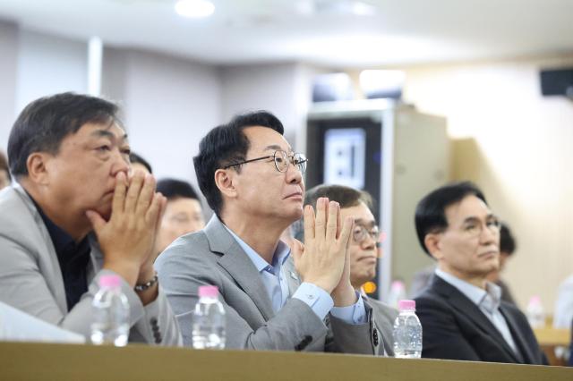 정명근 화성특례시장이 화성미래비전위원회 전체회의에서 성과 보고를 듣고 있다사진화성시