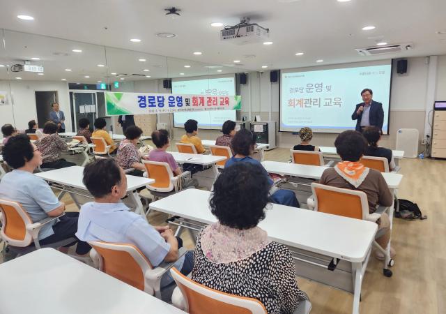 지난 19일 반송실버센터에서 열린 경로당 운영·회계 관리 교육에서 참석자들이 강연을 듣고 있다사진해운대구