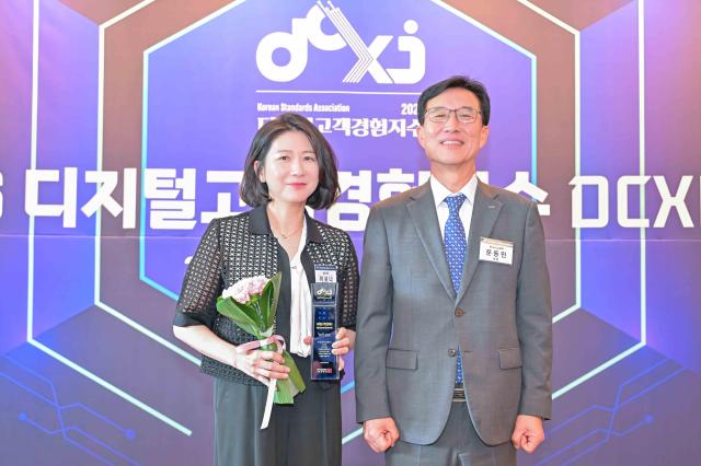 지난 27일 서울 중구 서울신라호텔에서 진행된 디지털고객경험지수 인증 수여식에서 삼성전자 이보나 상무왼쪽와 한국표준협회 문동민 회장오른쪽이 기념 촬영을 하고 있다 사진삼성전자