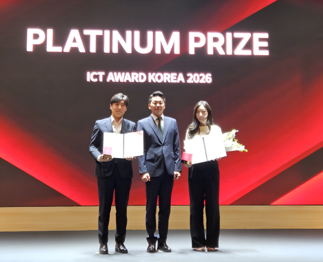 이주혜 크라운 파크 호텔 서울 이사오른쪽가 ICT AWARD KOREA 2026 시상식에서 호텔리조트 분야 대상PLATINUM PRIZE 수상 후 기념 촬영을 하고 있다 사진크라운 파크 호텔 서울