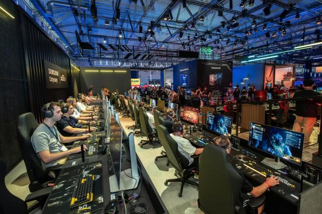 독일 쾰른에서 열린 게임스컴Gamescom 2026 삼성 부스 내 오디세이 존에서 관람객들이 콜 오브 듀티® 모던 워페어 4Call of Duty® Modern Warfare® 4 를 오디세이 게이밍 모니터로 직접 플레이하고 있다 사진삼성전자