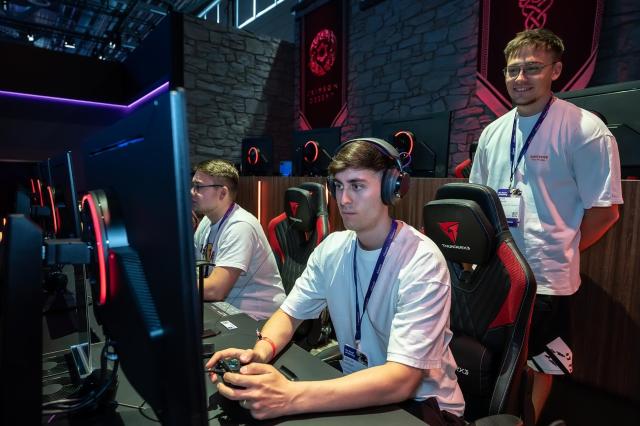 독일 쾰른에서 열린 게임스컴Gamescom 2026 삼성 부스 내 오디세이 존에서 관람객들이 붉은사막Crimson Desert을 오디세이 게이밍 모니터로 플레이하고 있다 사진삼성전자