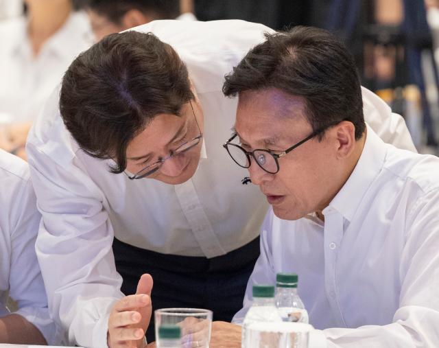 더불어민주당 김민석 대표오른쪽가 지난 27일 인천 중구 인스파이어 리조트에서 열린 2026년 정기국회 대비 국회의원 워크숍에서 홍익표 청와대 정무수석과 대화하고 있다사진연합뉴스