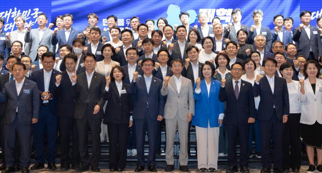 더불어민주당 김민석 대표와 한병도 원내대표를 비롯한 당 지도부와 의원들이 28일 인천 영종구 인스파이어 리조트에서 열린 2026 정기국회 대비 국회의원 워크숍에서 결의문 채택한 뒤 파이팅을 외치고 있다사진연합뉴스