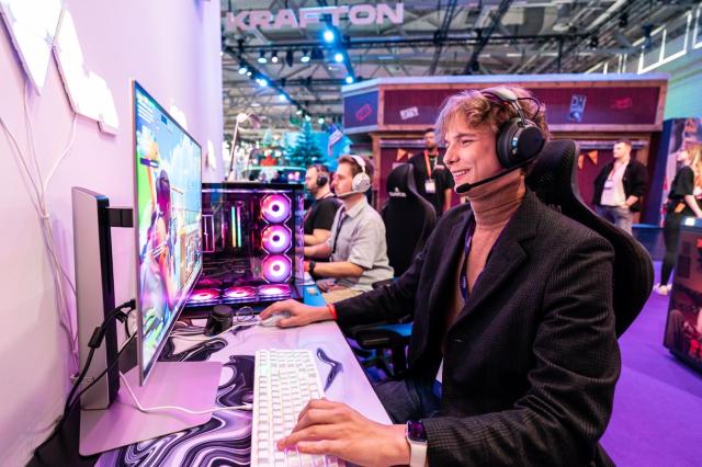 독일 쾰른에서 열린 게임스컴Gamescom 2026 JBL 부스에서 관람객들이 헤드셋 JBL 퀀텀 950 착용하고 게임을 직접 플레이하고 있다사진삼성전자