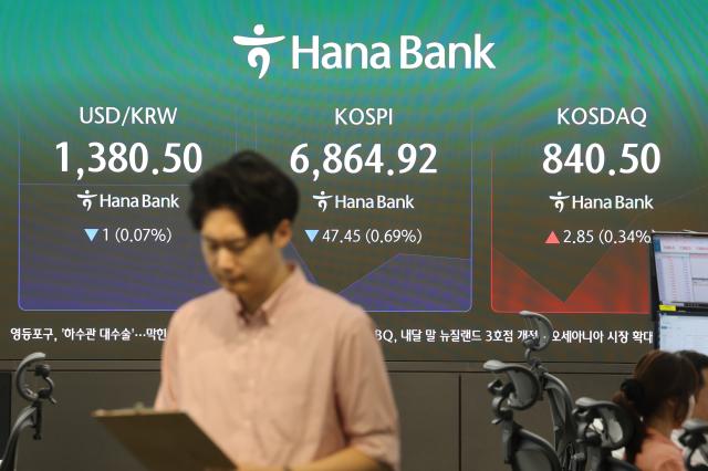 سعر الصرف يتراجع إلى نهاية فئة الـ 1370 يناً... توقعات بمحاولة كسر مستوى الـ 1380