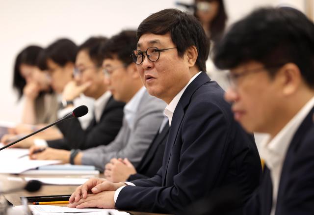 최휘영 문화체육관광부 장관이 28일 서울 종로구 국립현대미술관 서울관에서 열린 암표 방지 민·관 합동 점검 회의에서 모두 발언하고 있다 사진문체부 